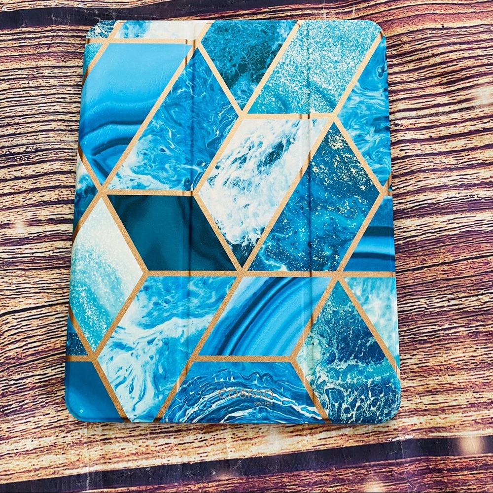 New Cosmo IPad case. Trifold with built in screen protector.